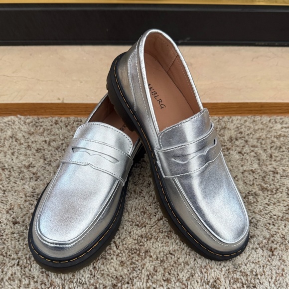CLAYBLRG Women's Silver Metallic Slip On Penny Loafer Size 9 Womens NWOT - Picture 7 of 15